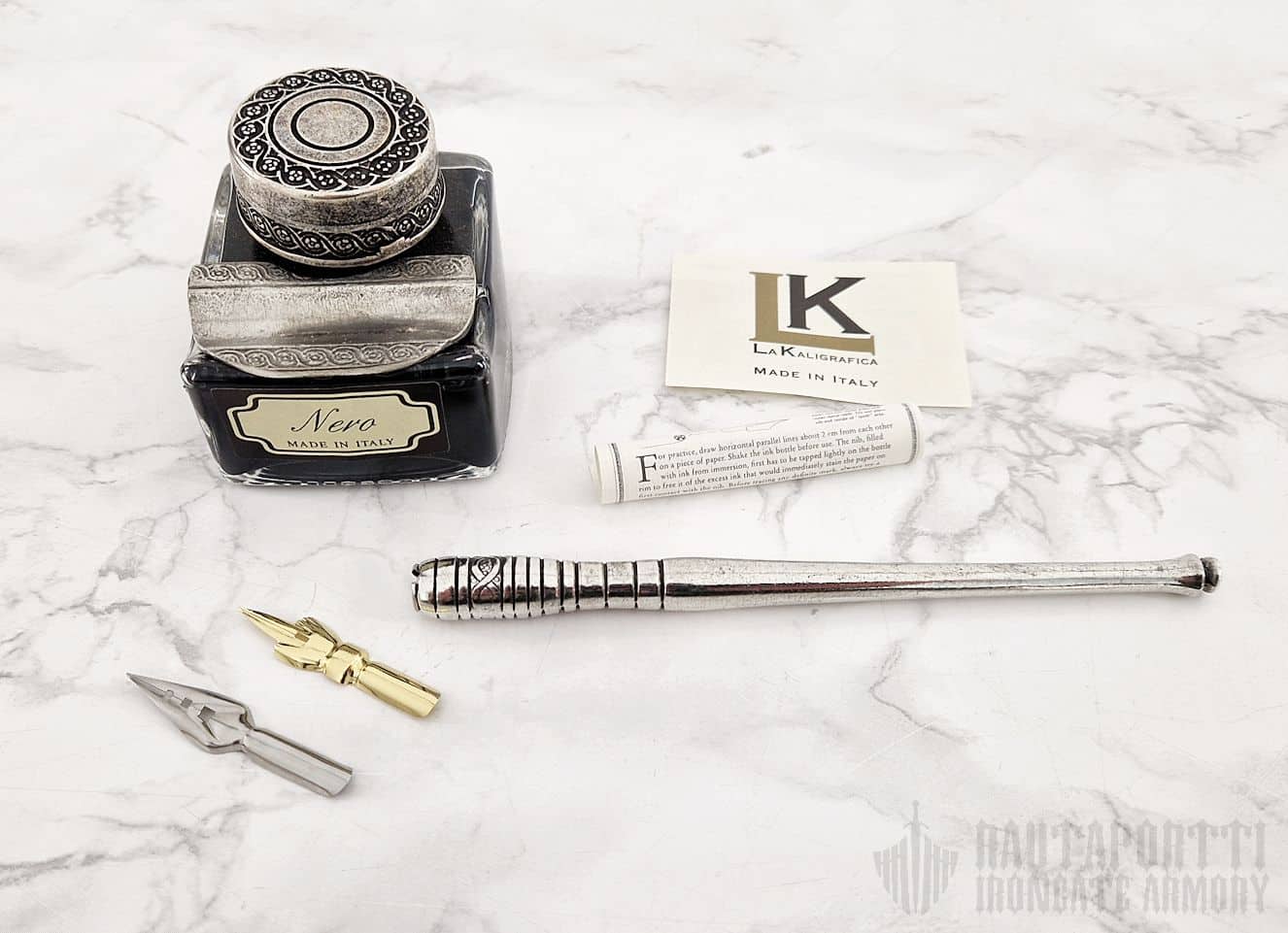 Metallivartinen kynä, iso mustepullo ja kynäteline - Image 2