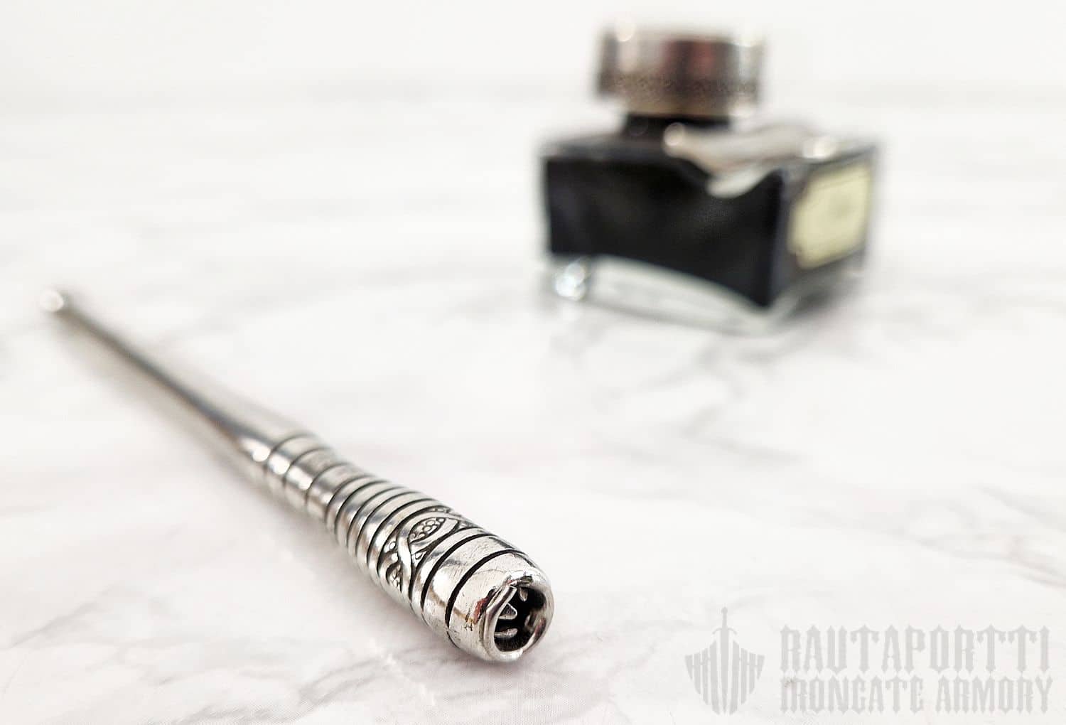 Metallivartinen kynä, iso mustepullo ja kynäteline - Image 7