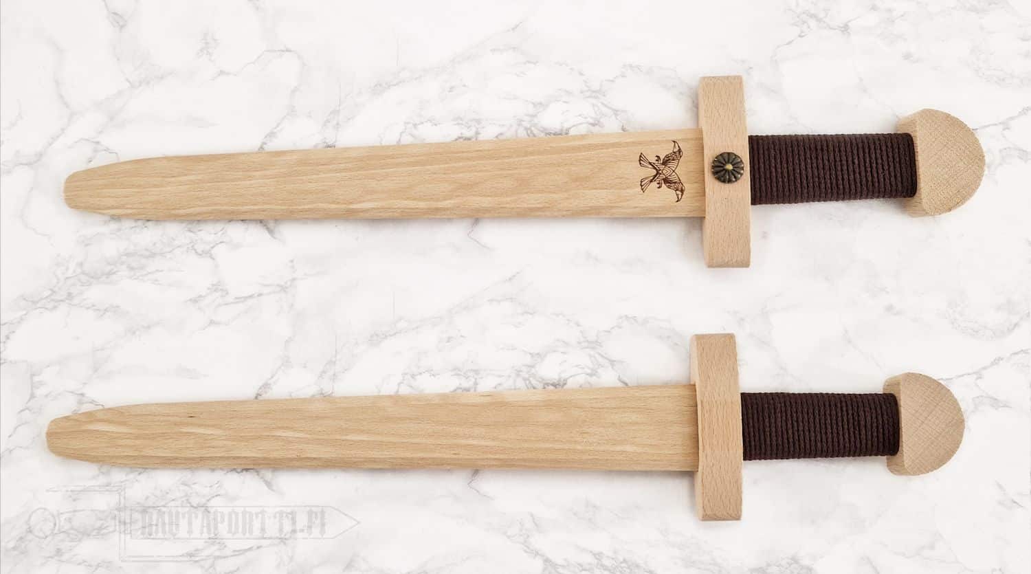 Lasten puinen viikinkimiekka huopahuotralla ja vyöllä - Image 5