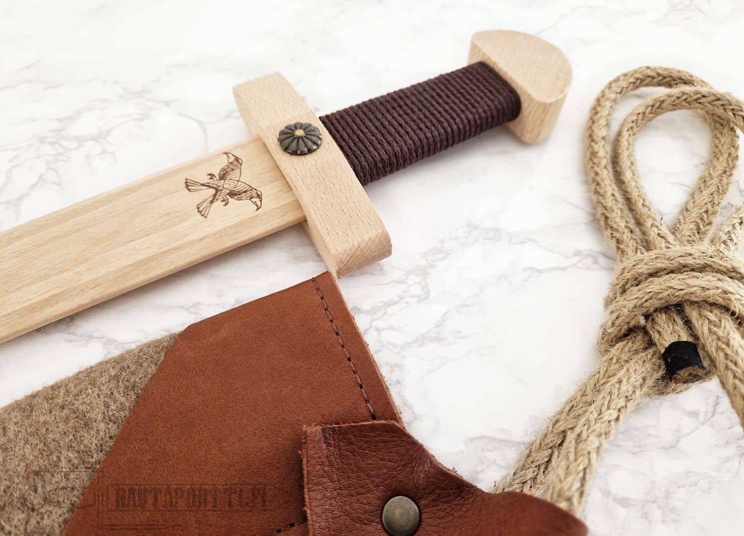 Lasten puinen viikinkimiekka huopahuotralla ja vyöllä - Image 7