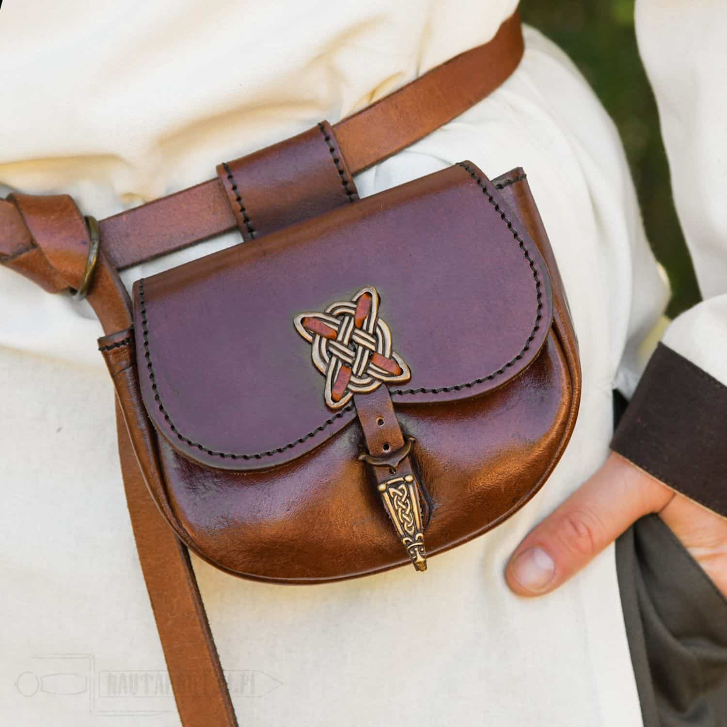 Nahkainen vyölaukku kelttisolmukoristeilla