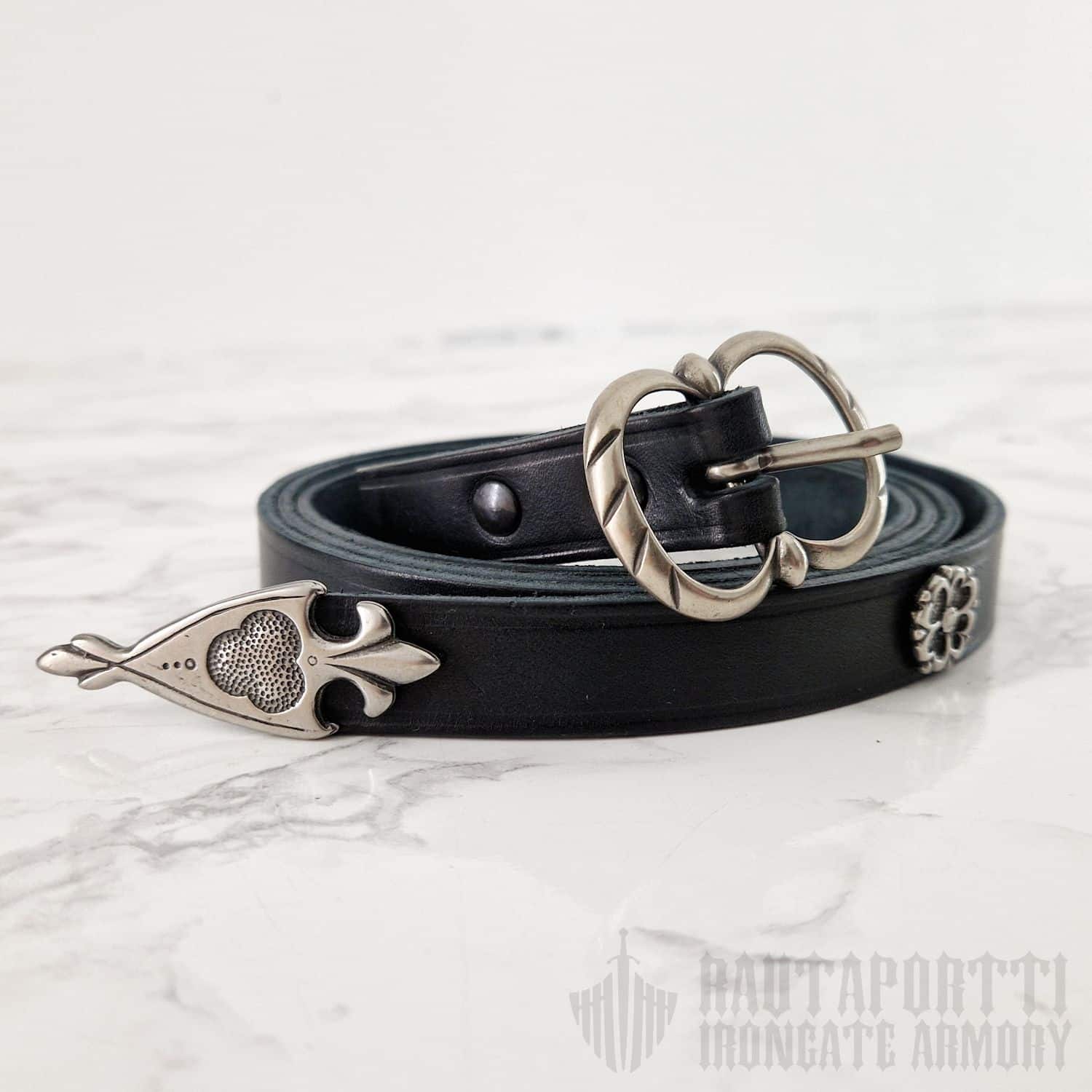 Keskiaikainen vyö kukkaniiteillä