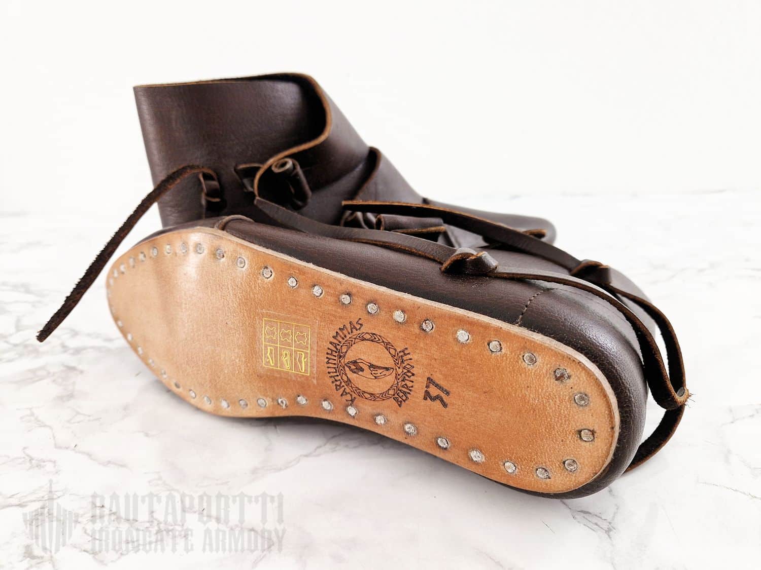 Varhaiskeskiajan Jorvik kenkä kahdella nahkanapilla - Image 8