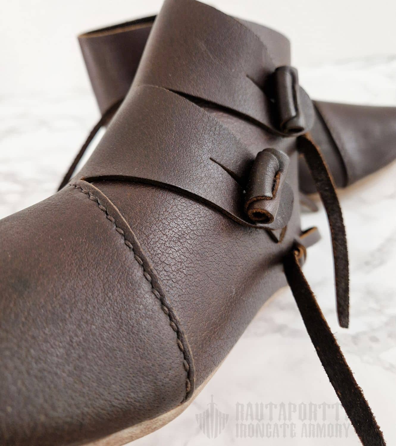 Varhaiskeskiajan Jorvik kenkä kahdella nahkanapilla - Image 7