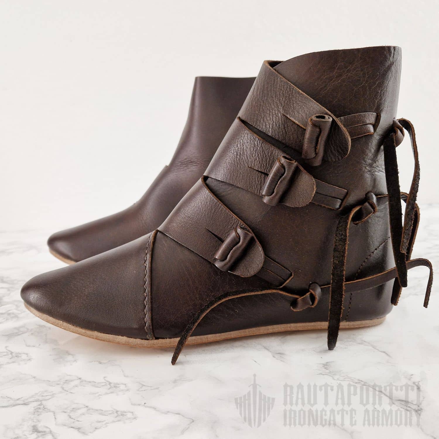 Jorvik viikinkikenkä kolmella nahkanapilla