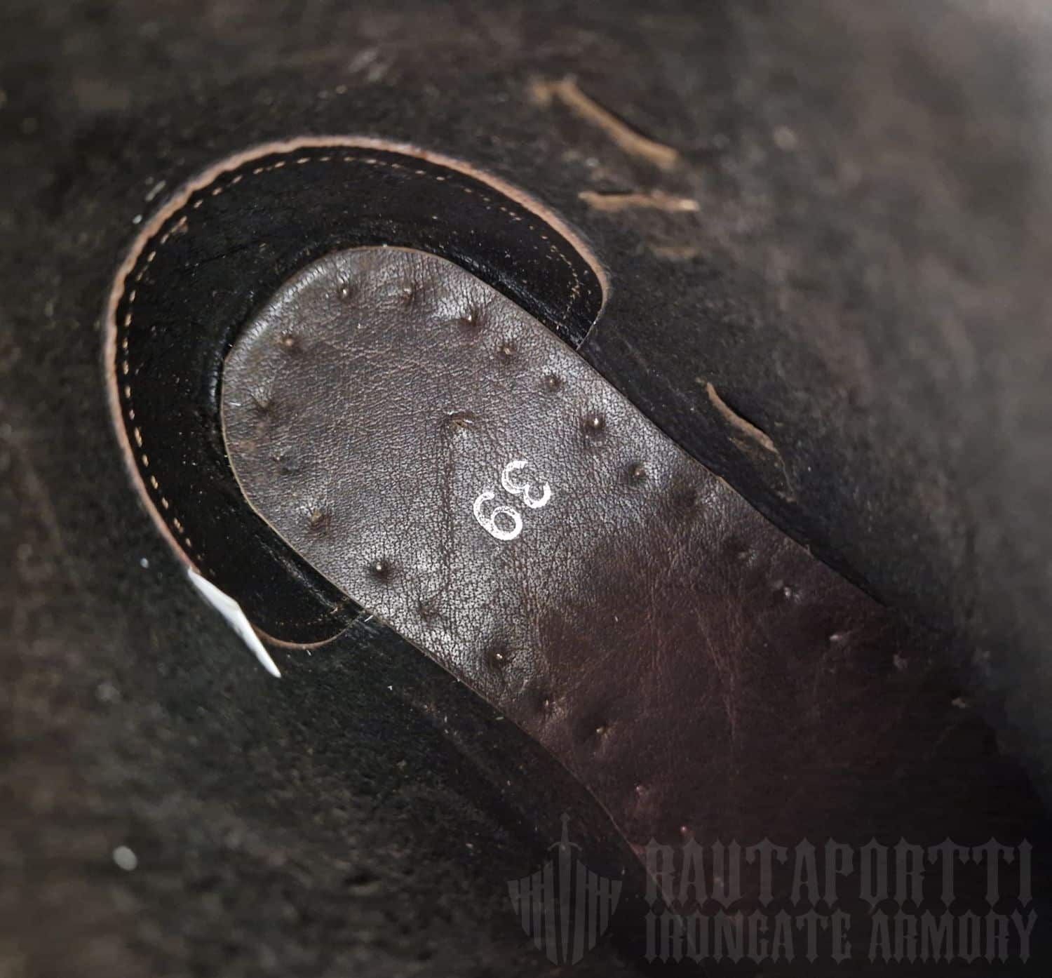 Jorvik viikinkikenkä kolmella nahkanapilla - Image 9